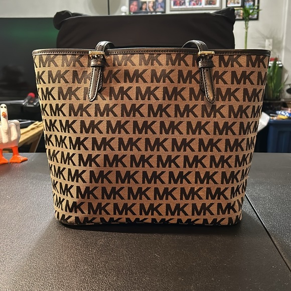 Michael Kors EUC Large Handbag - Picture 4 of 16